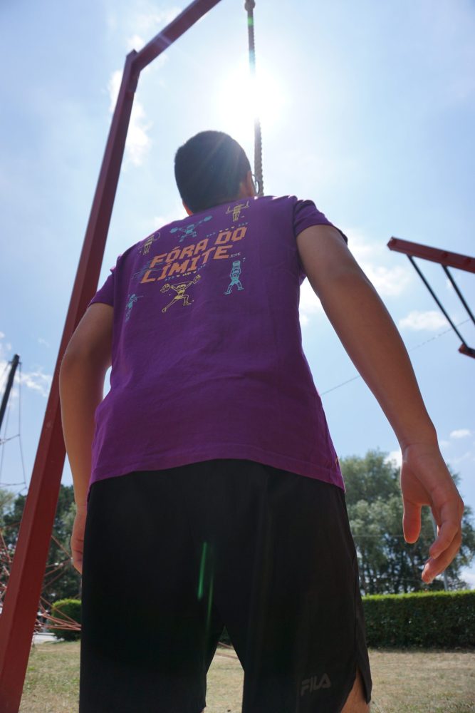 chico con camiseta algodón unisex color morado diseño respawn