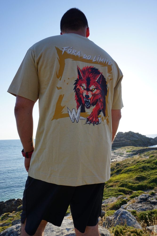 chico con camiseta algodón color crema y diseño espalda de instinto fuego