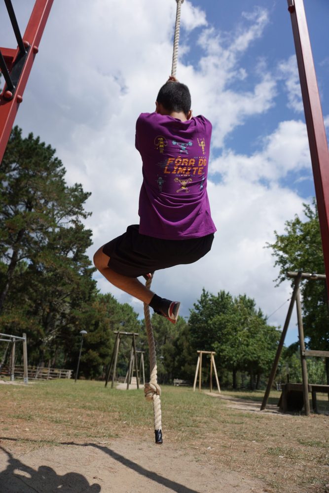 chico con camiseta algodón unisex color morado diseño respawn
