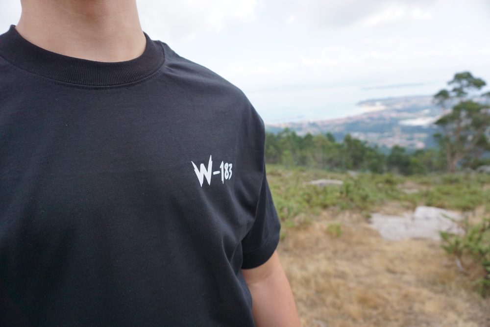 detalle logotipo w-183 camiseta negra algodon instinto hielo color negro