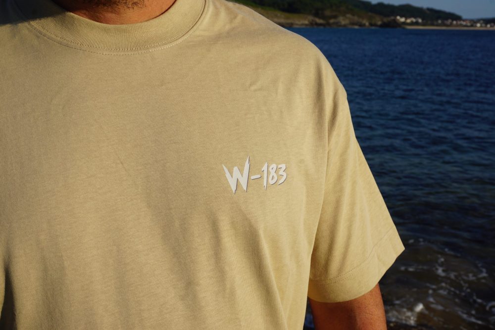 detalle frontal logotipo en camiseta algodon color crema diseño instinto fuego