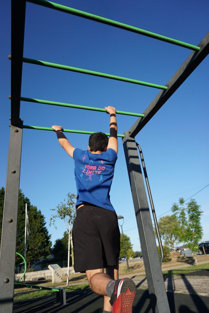 chico con camiseta respawn azul de algodón haciendo monkey en parque