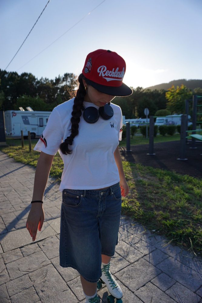chica patinando con la camiseta de algodón rúa 183.